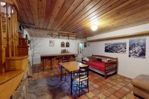 Cozy townhouse with rustic feel - private sauna & gas fireplace