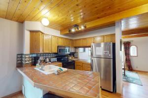 Cozy townhouse with rustic feel - private sauna & gas fireplace