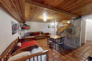 Cozy townhouse with rustic feel - private sauna & gas fireplace