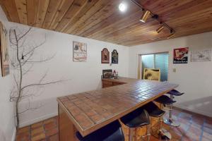 Cozy townhouse with rustic feel - private sauna & gas fireplace