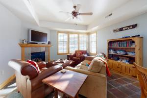 Two-Story Condo Near Skiing with Fast WiFi Central AC Fireplace & Grill