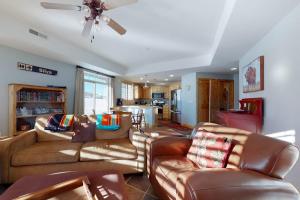 Two-Story Condo Near Skiing with Fast WiFi Central AC Fireplace & Grill