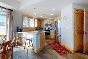 Two-Story Condo Near Skiing with Fast WiFi Central AC Fireplace & Grill
