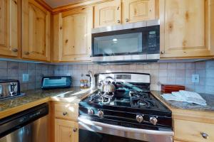 Two-Story Condo Near Skiing with Fast WiFi Central AC Fireplace & Grill
