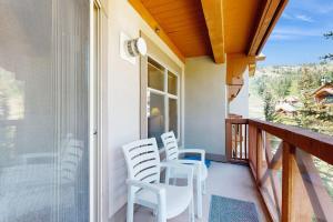 Ski-in - ski-out condo with mountain views shared hot tub & pool & Club Solitude access