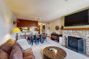 Ski-in - ski-out condo with mountain views shared hot tub & pool & Club Solitude access