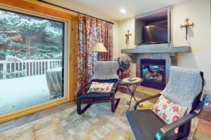 Three-story townhome with fireplace & decks - steps to shuttle & rec center