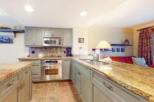 Three-story townhome with fireplace & decks - steps to shuttle & rec center