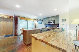 Three-story townhome with fireplace & decks - steps to shuttle & rec center