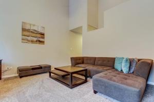 Modern Townhouse with Jetted Tub & Private Deck - Close to Four Ski Areas