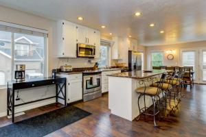 Modern Townhouse with Jetted Tub & Private Deck - Close to Four Ski Areas