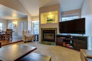 Modern Townhouse with Jetted Tub & Private Deck - Close to Four Ski Areas