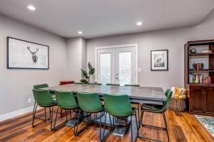 Newly remodeled home with arge private hot tub fireplace & nearby park