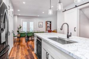 Newly remodeled home with arge private hot tub fireplace & nearby park