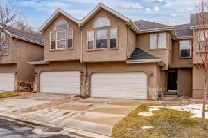 Newly remodeled home with arge private hot tub fireplace & nearby park