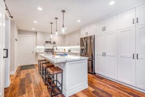 Newly remodeled home with arge private hot tub fireplace & nearby park