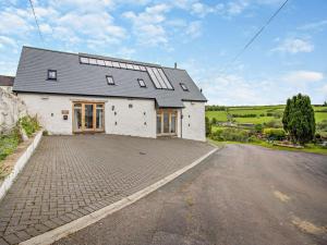 4 Bed in Brecon oc-82529