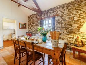3 Bed in Abergavenny oc-90233