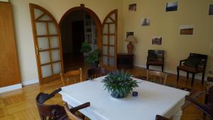 Beautiful room with private bathroom close center