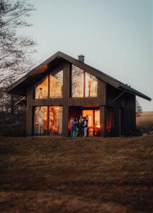 CHATY U HARREGO NAD STAWEM SPA sauna, balia, rowery, masaże