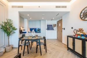 Designer 1 BR with Burj Khalifa and Canal Views