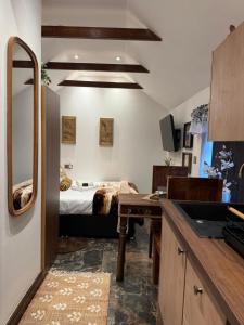 Studio D - Newly renovated private 1 bed studio near Trent Bridge Cricket Ground and National Water Sports Centre