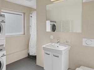 1BR apartment with balcony - West 13