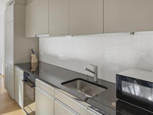 1BR apartment with balcony - West 13