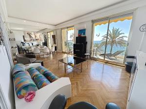 Beautiful 3 bedroom. Direct sea view. 401