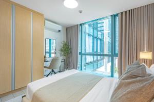 Uptown BGC 1BR Warm Modern Luxe Suite City View