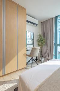 Uptown BGC 1BR Warm Modern Luxe Suite City View