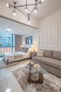 Uptown BGC 1BR Warm Modern Luxe Suite City View