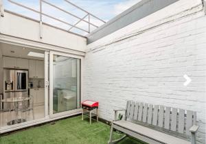 Lovely 4bed penthouse 3 baths and pretty courtyard