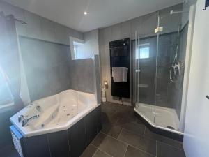 Charming Apartment with Jacuzzi Bathtub