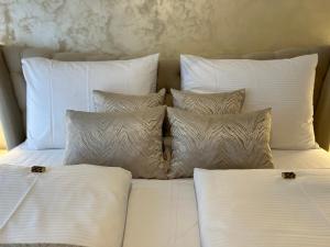 La Luna Deluxe Room with Pool & Jacuzzi, Bikes and Secured Parking