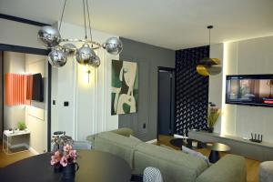 Luxury 2BR Free Parking APT Near Lake and Old Town