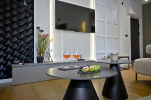 Luxury 2BR Free Parking APT Near Lake and Old Town