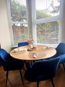 Stylish Ground-Floor Flat, Walk to Beach & Parking