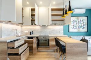 5-25 Beresteiskyi, Beresteiskyi 55a, Kyiv, Beresteiska metro nearby, panoramic city view, 15 kW backup power, Petrovdom Apartment