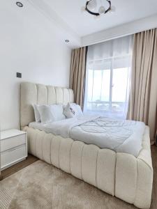 Classy elegant apartment with swimming pool ,fully equipped gym ,child play area and close proximity to shopping malls and great breathtaking views