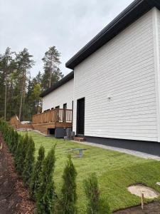 Cozy yard guest room with private entrance
