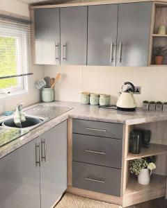 Family base with on site pool near Hastings beach