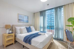 Uptown BGC 1BR Airy Coastal Suite Mall View