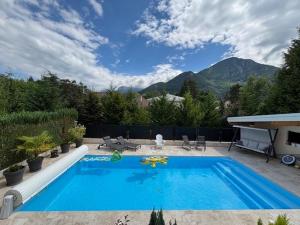 Belle maison familiale avec piscine et dépendance à 2min du lac