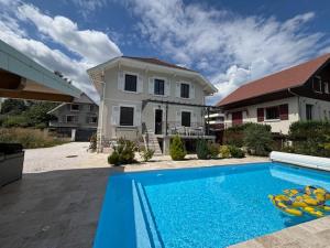Belle maison familiale avec piscine et dépendance à 2min du lac