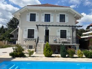 Belle maison familiale avec piscine et dépendance à 2min du lac