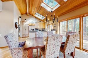 Tree-lined home with private hot tub 7 pools 14 tennis courts golf gym AC