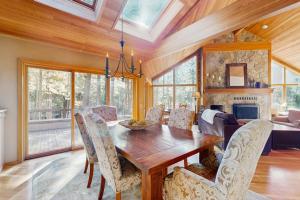 Tree-lined home with private hot tub 7 pools 14 tennis courts golf gym AC