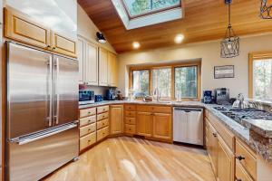 Tree-lined home with private hot tub 7 pools 14 tennis courts golf gym AC
