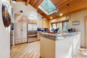 Tree-lined home with private hot tub 7 pools 14 tennis courts golf gym AC